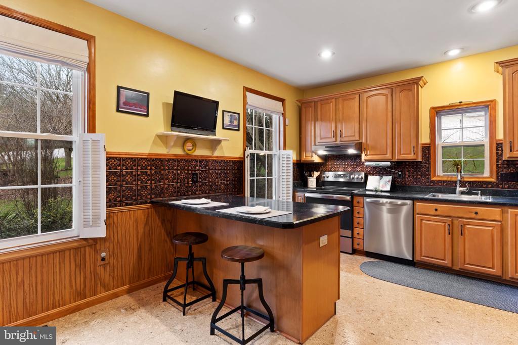 872 WALTONVILLE ROAD
