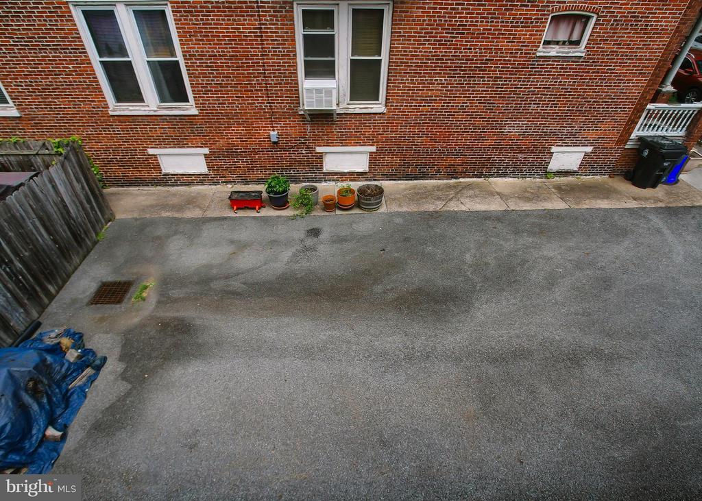 2003 GREEN STREET