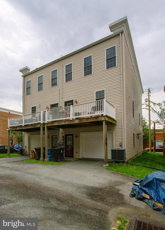 2003 GREEN STREET
