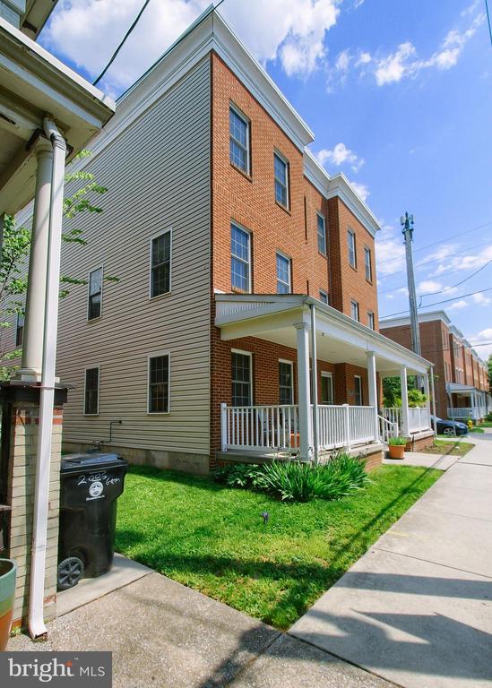 2003 GREEN STREET