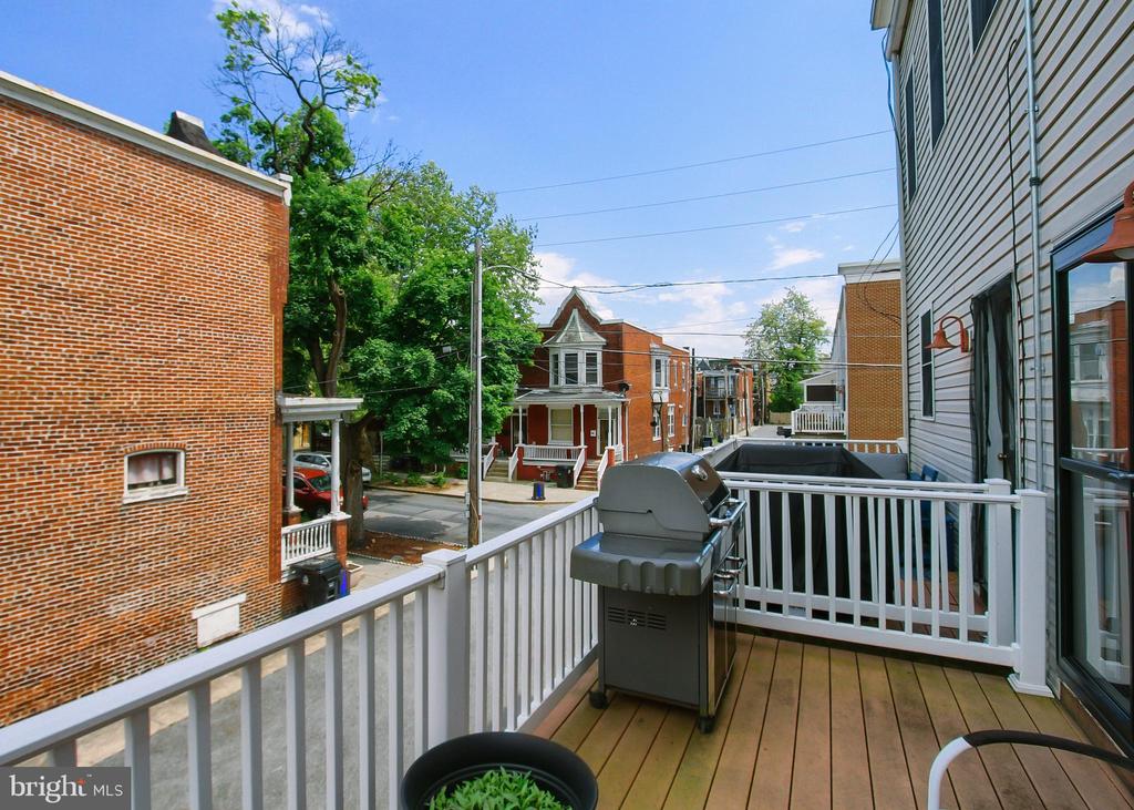 2003 GREEN STREET