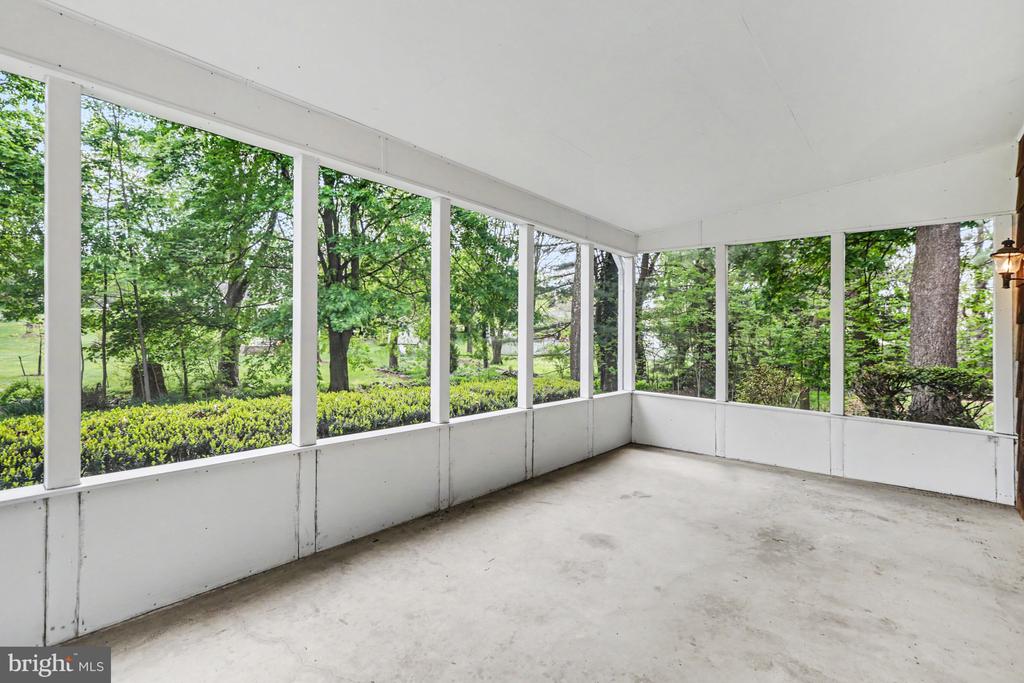 1121 GREEN TREE ROAD