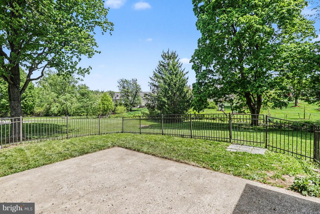 1121 GREEN TREE ROAD