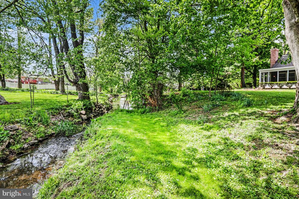 1121 GREEN TREE ROAD