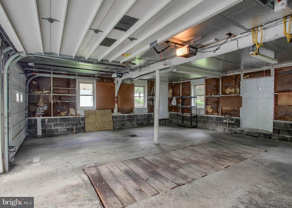 935 N FORGE ROAD