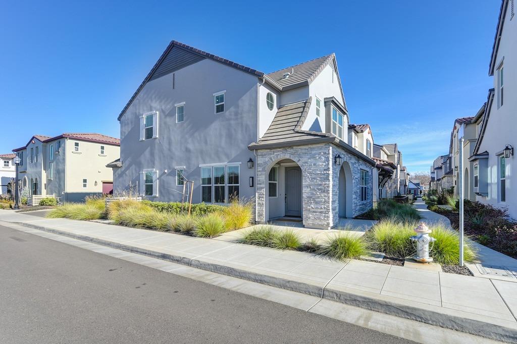 2326 Bronze Star Way