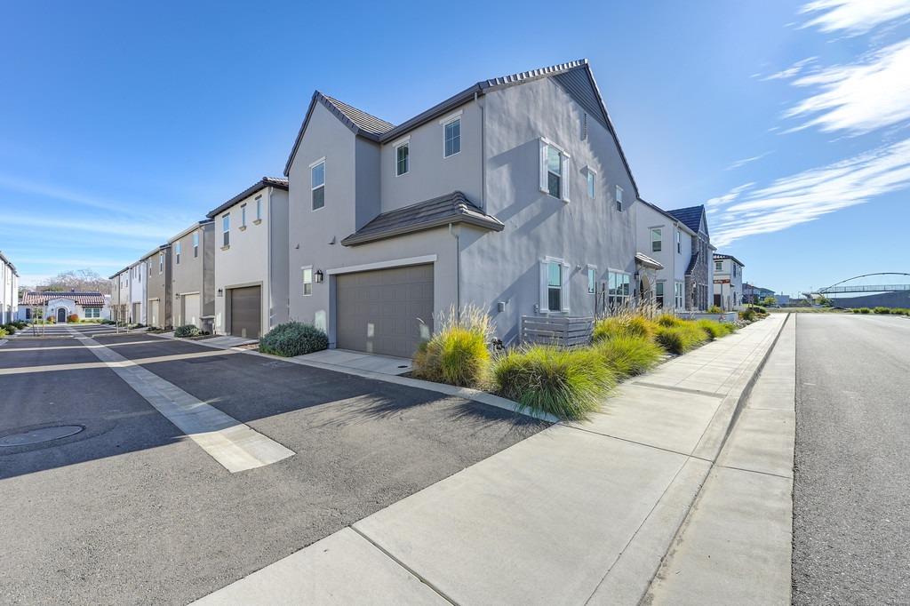 2326 Bronze Star Way