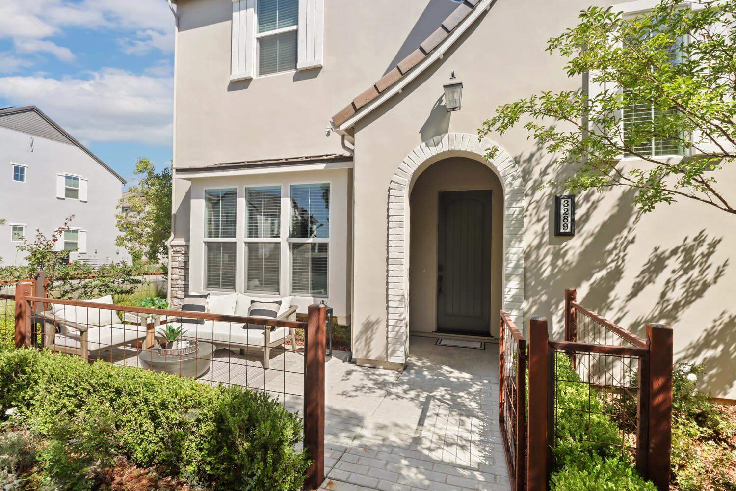 3289 Ronald Reagan Walk