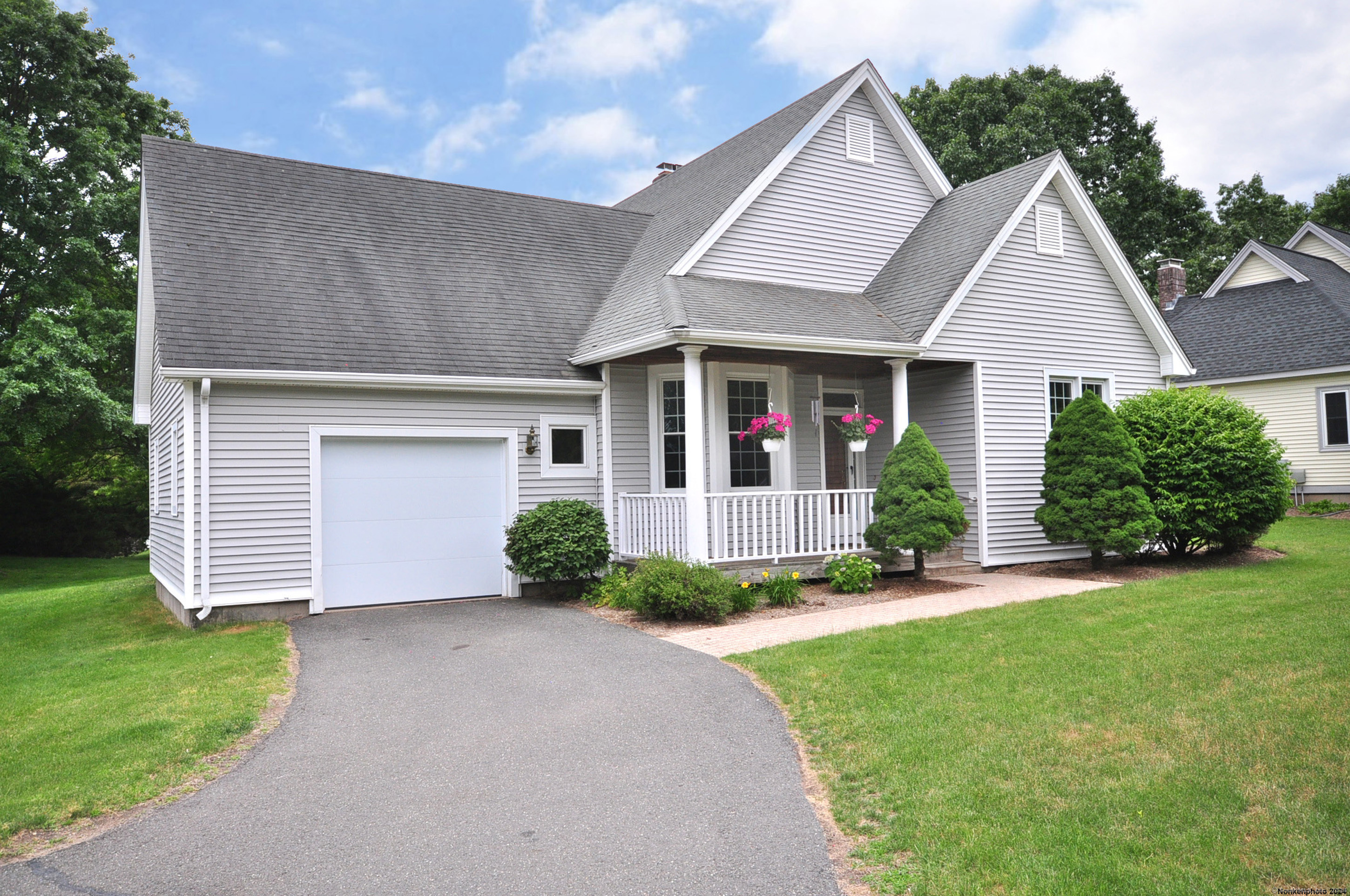 511 Hawthorne Lane 511