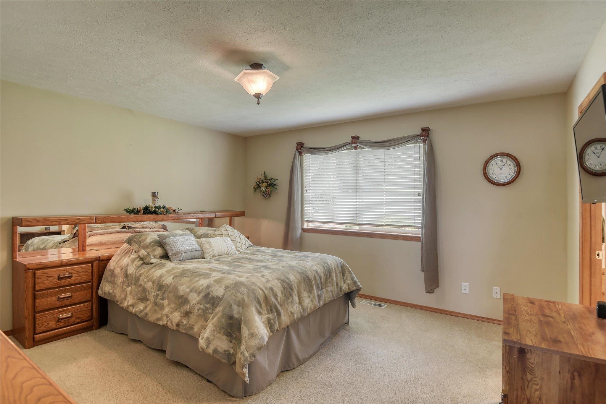 17518 N EDGECREST Rd