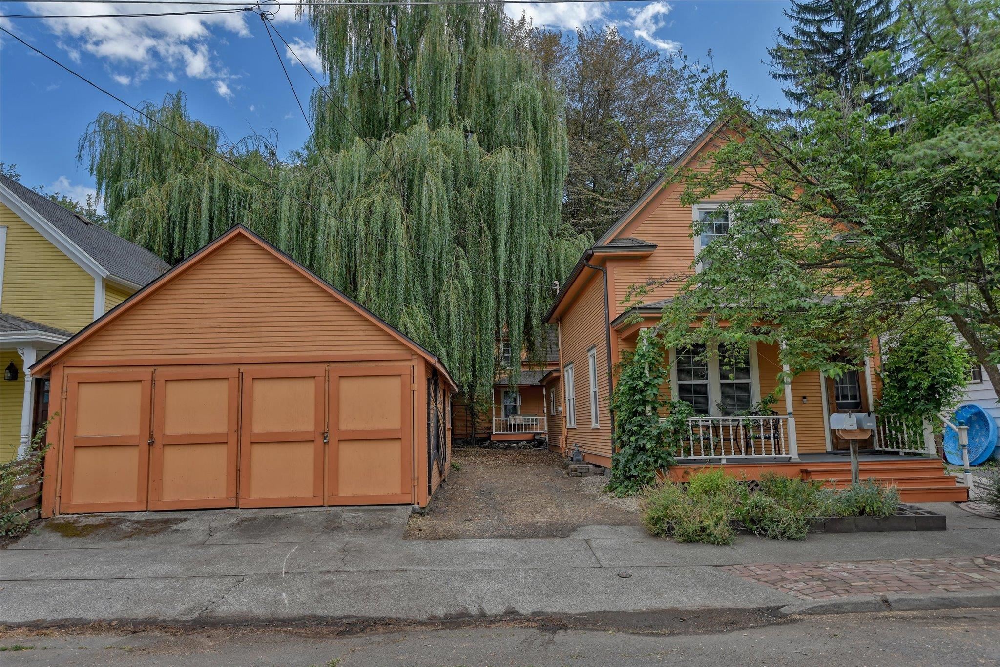 1421 W Clarke Ave