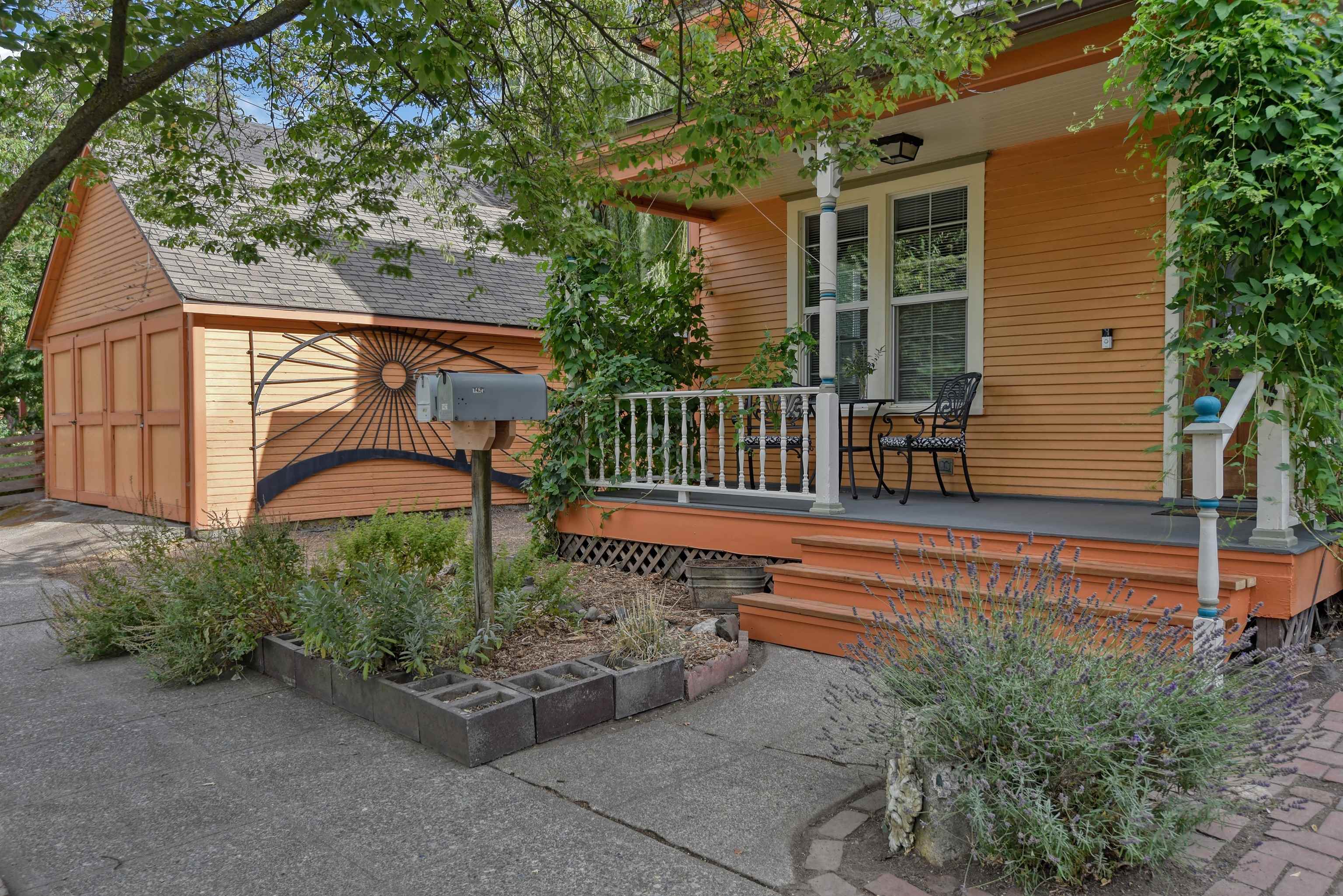 1421 W Clarke Ave
