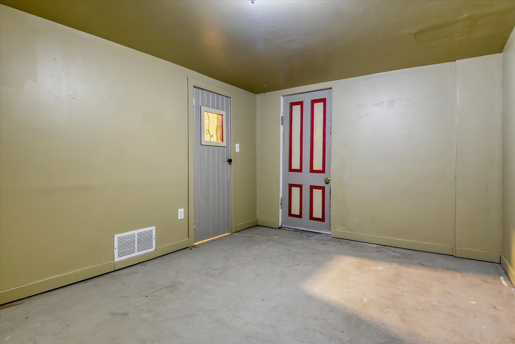 1421 W Clarke Ave
