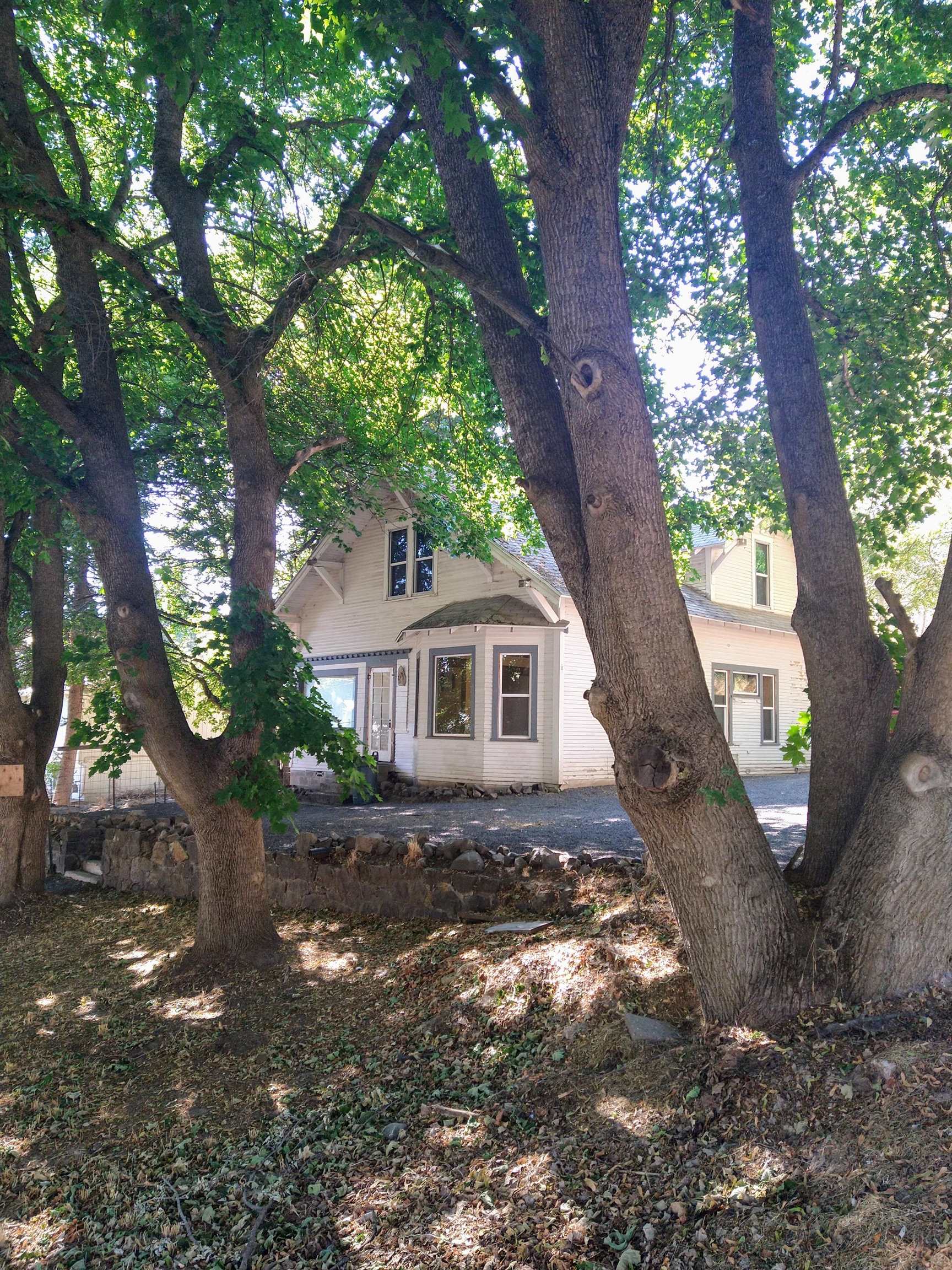 215 N H St