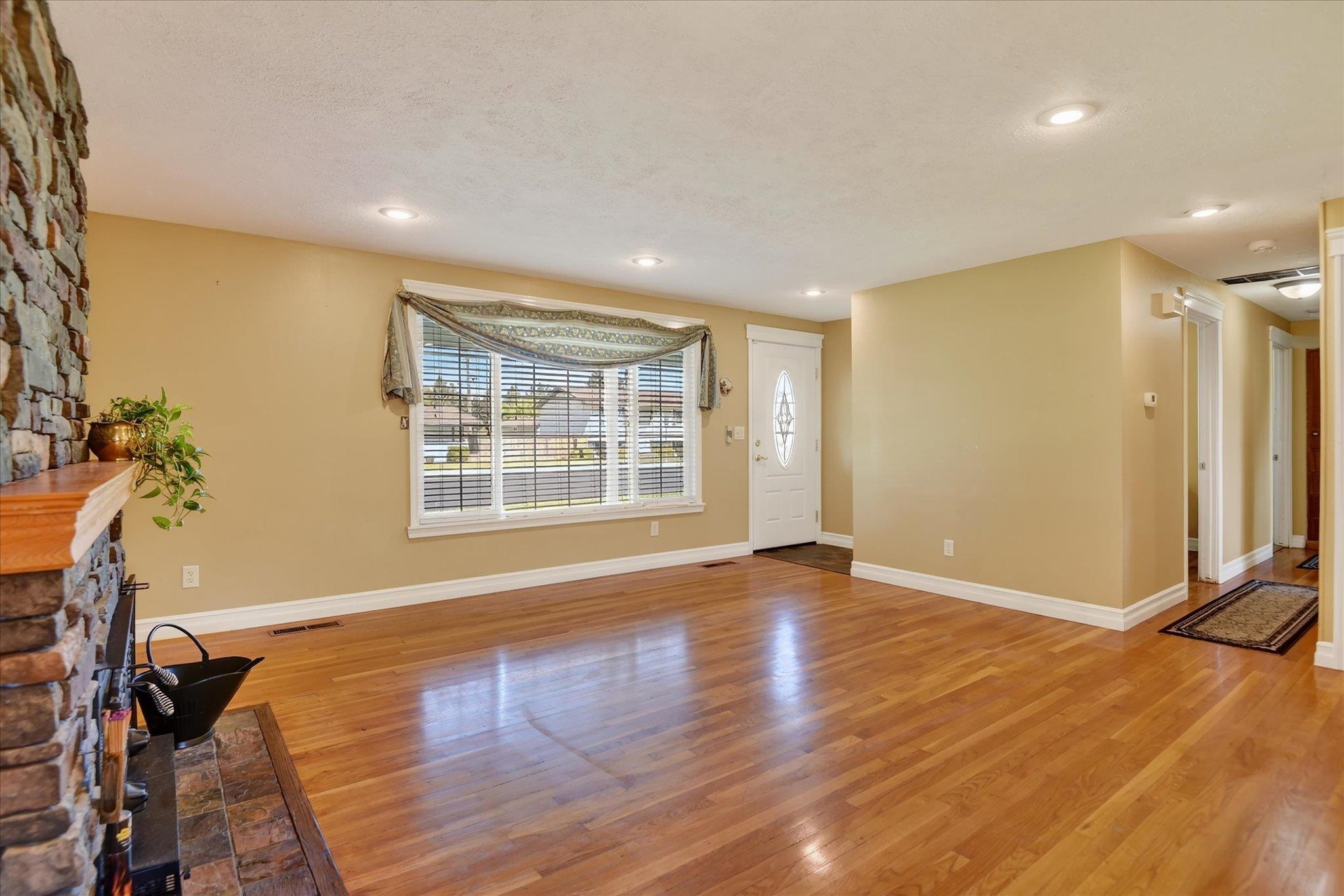 534 E COZZA Dr