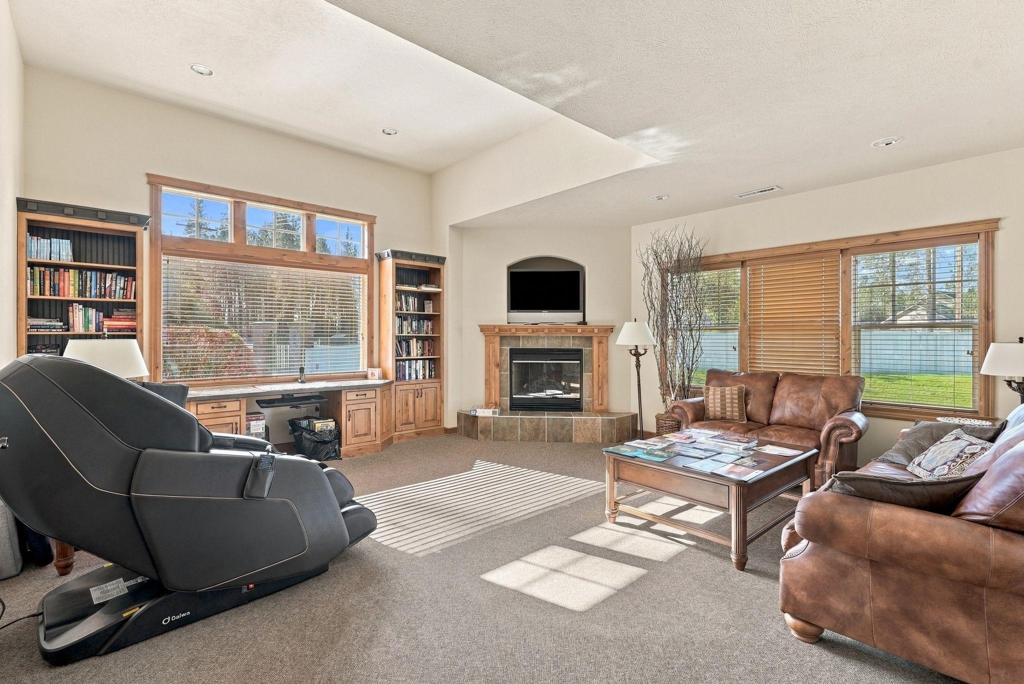 10425 N MAXIMILIAN Ln