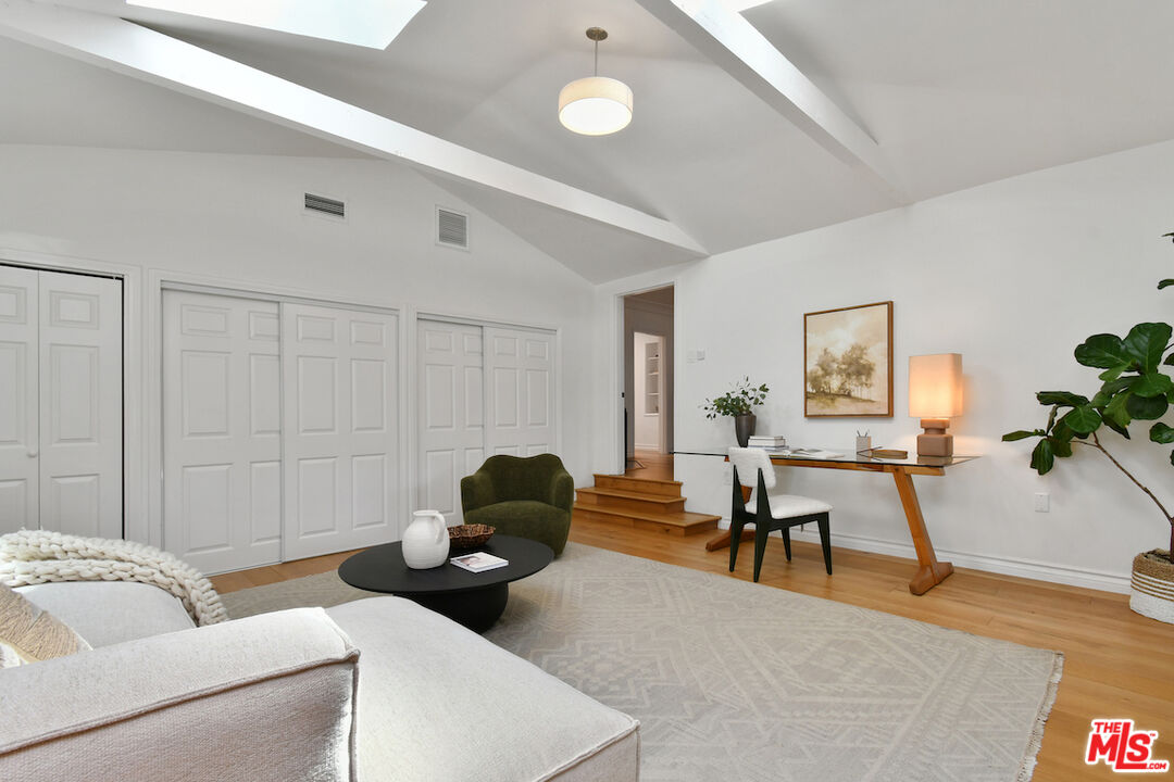 4332 Ben Ave