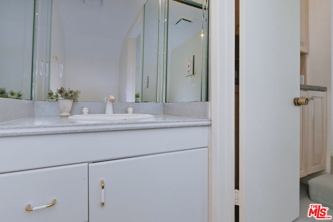 11738 Moorpark St Unit: E