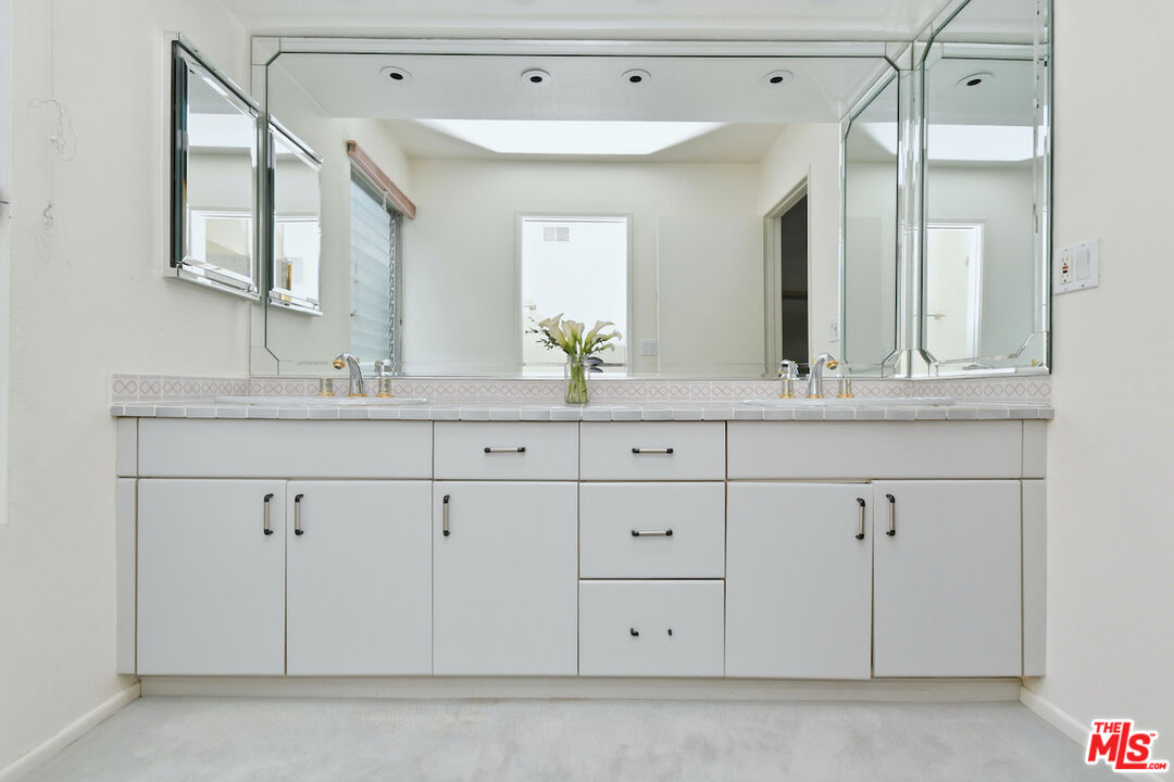 11738 Moorpark St Unit: E