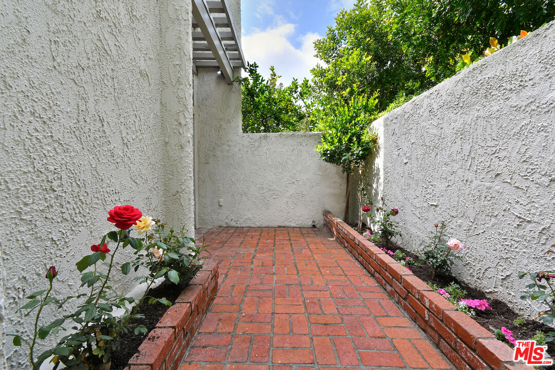 11738 Moorpark St Unit: E