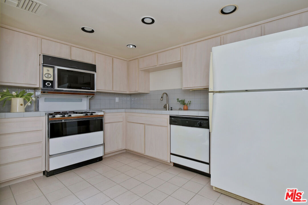 11738 Moorpark St Unit: E