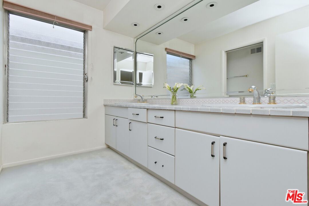 11738 Moorpark St Unit: E