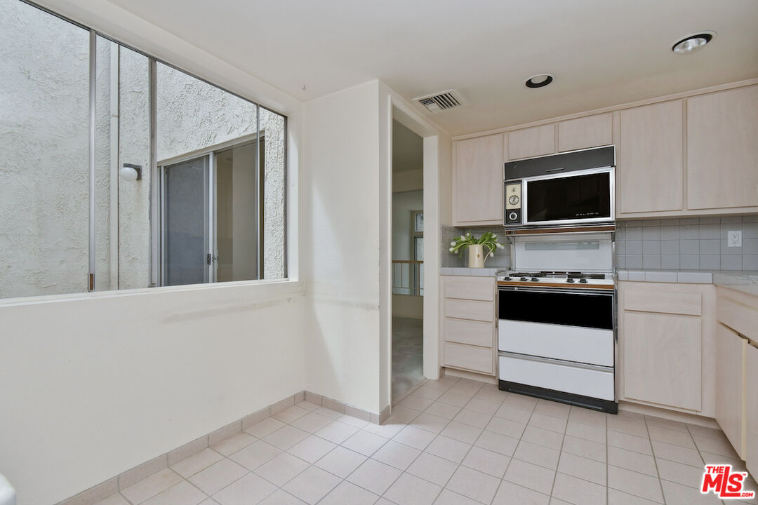 11738 Moorpark St Unit: E