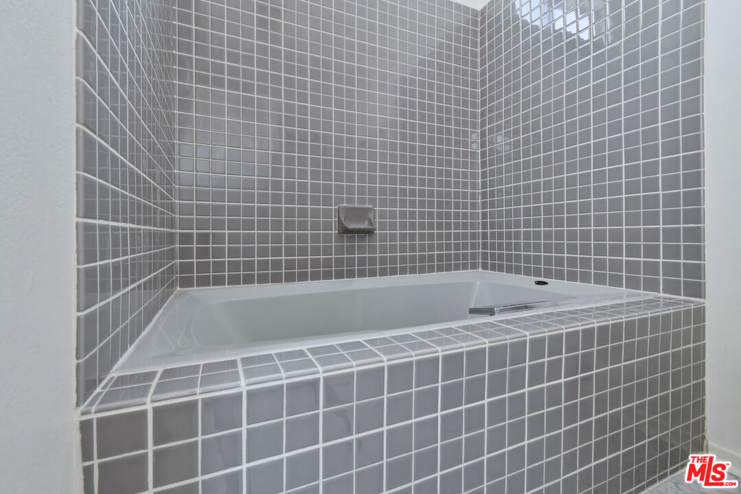 11738 Moorpark St Unit: E