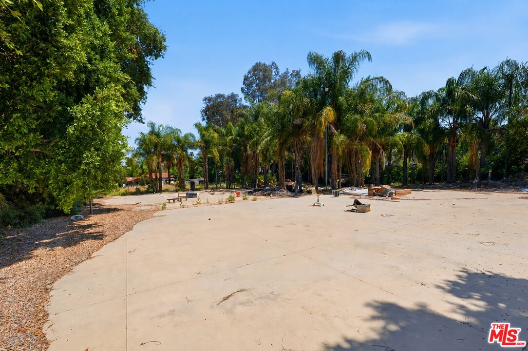 5457 Encino Ave