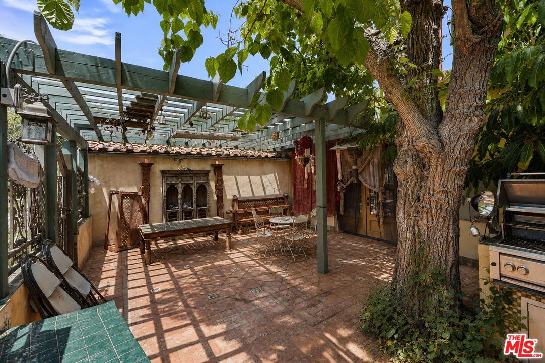 5457 Encino Ave