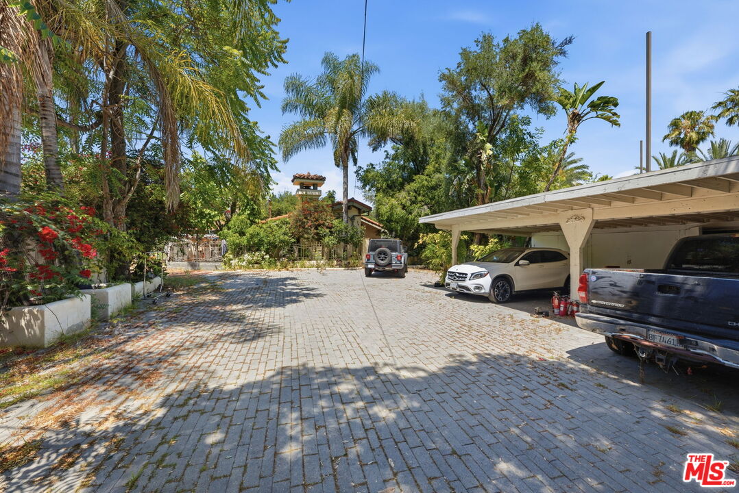 5457 Encino Ave