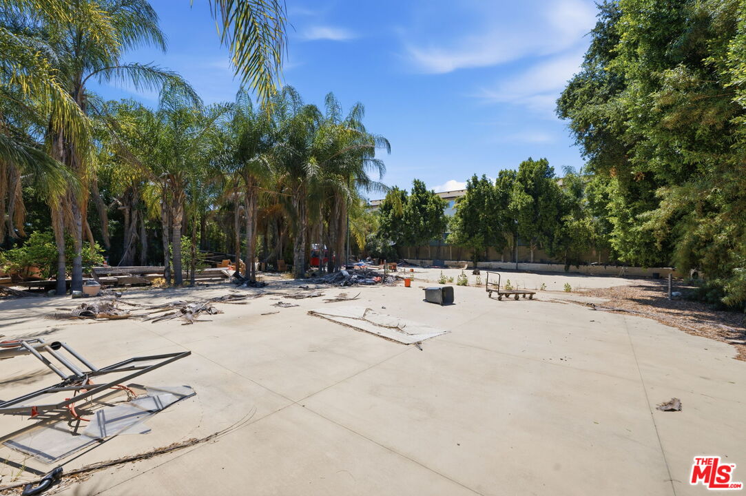 5457 Encino Ave