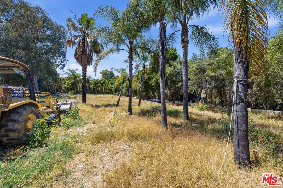 5457 Encino Ave