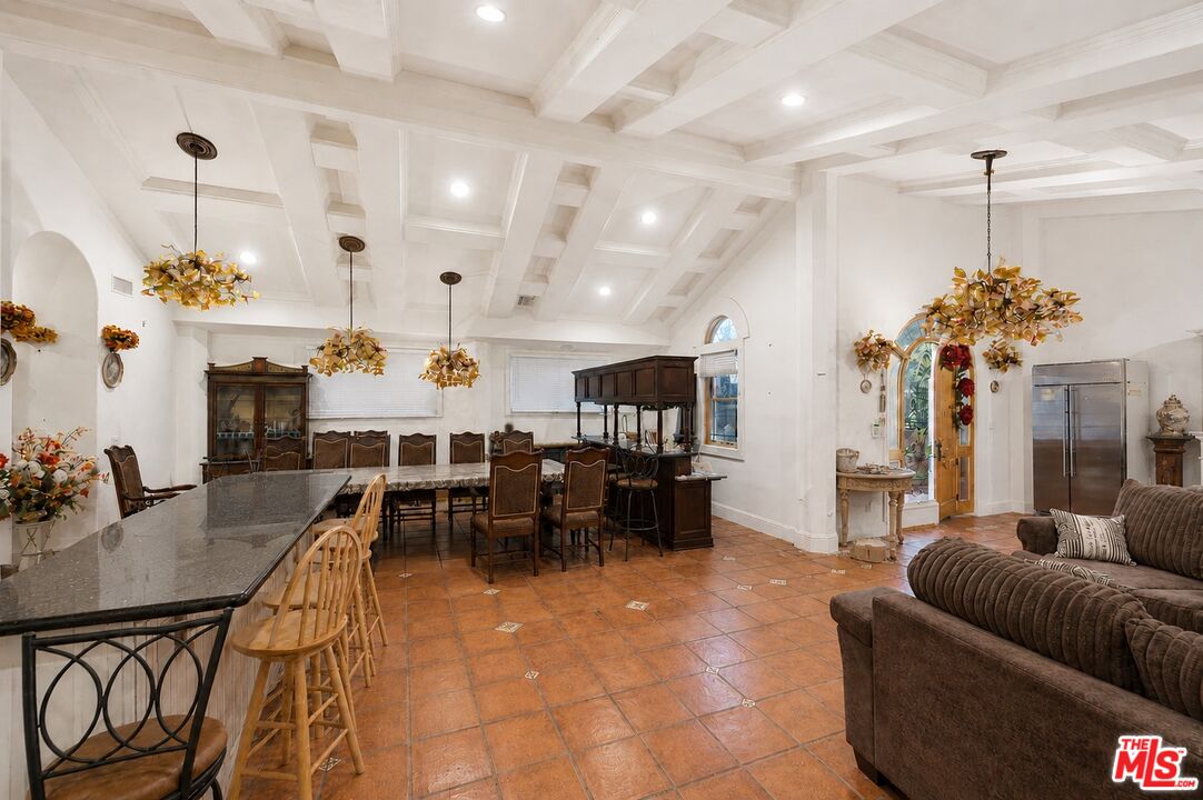 5457 Encino Ave