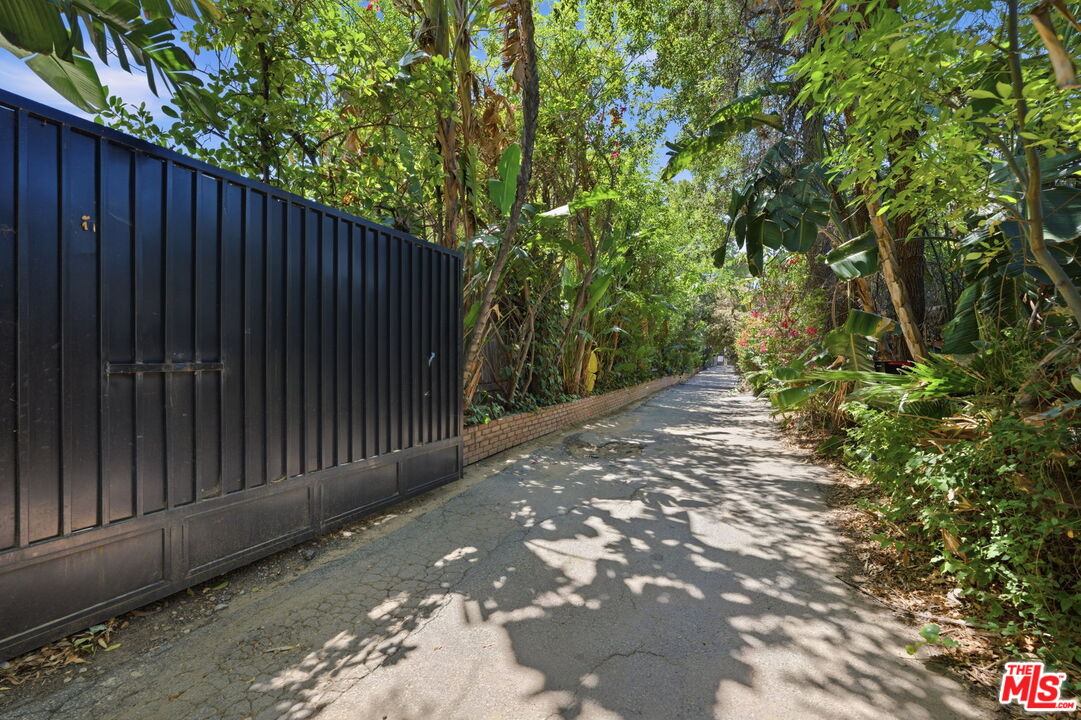 5457 Encino Ave