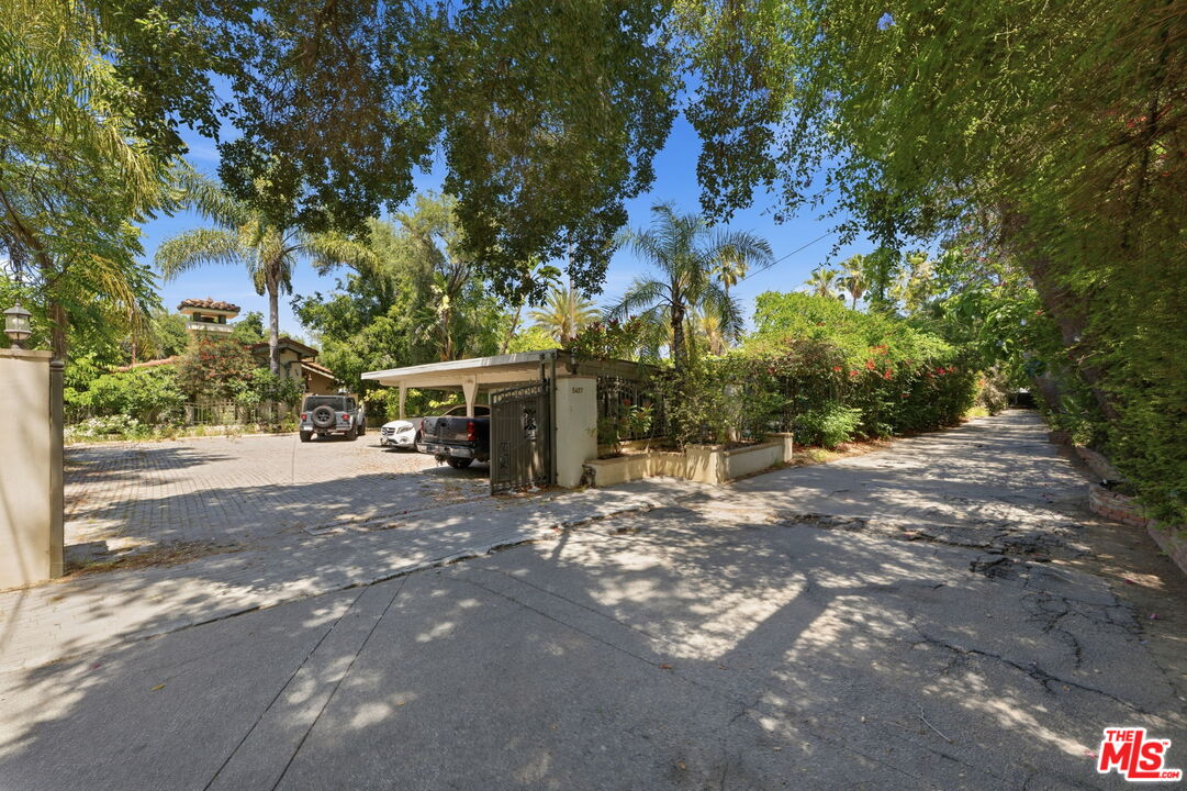 5457 Encino Ave
