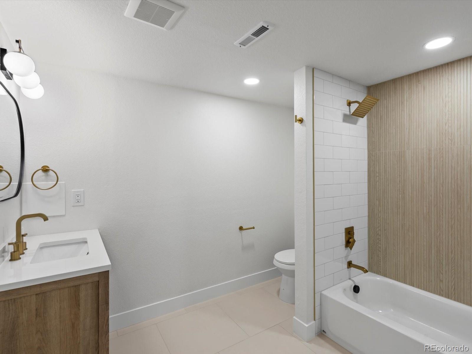 9628 W 74th Place