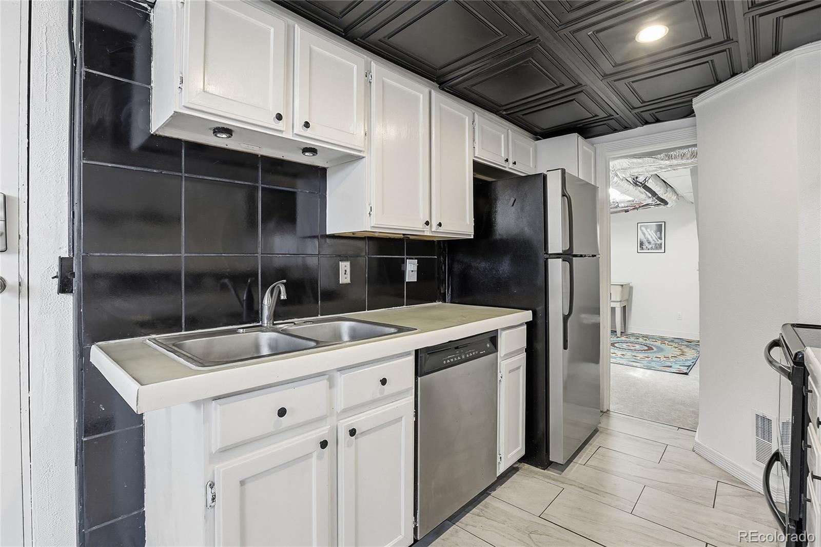 1810 W Exposition Avenue