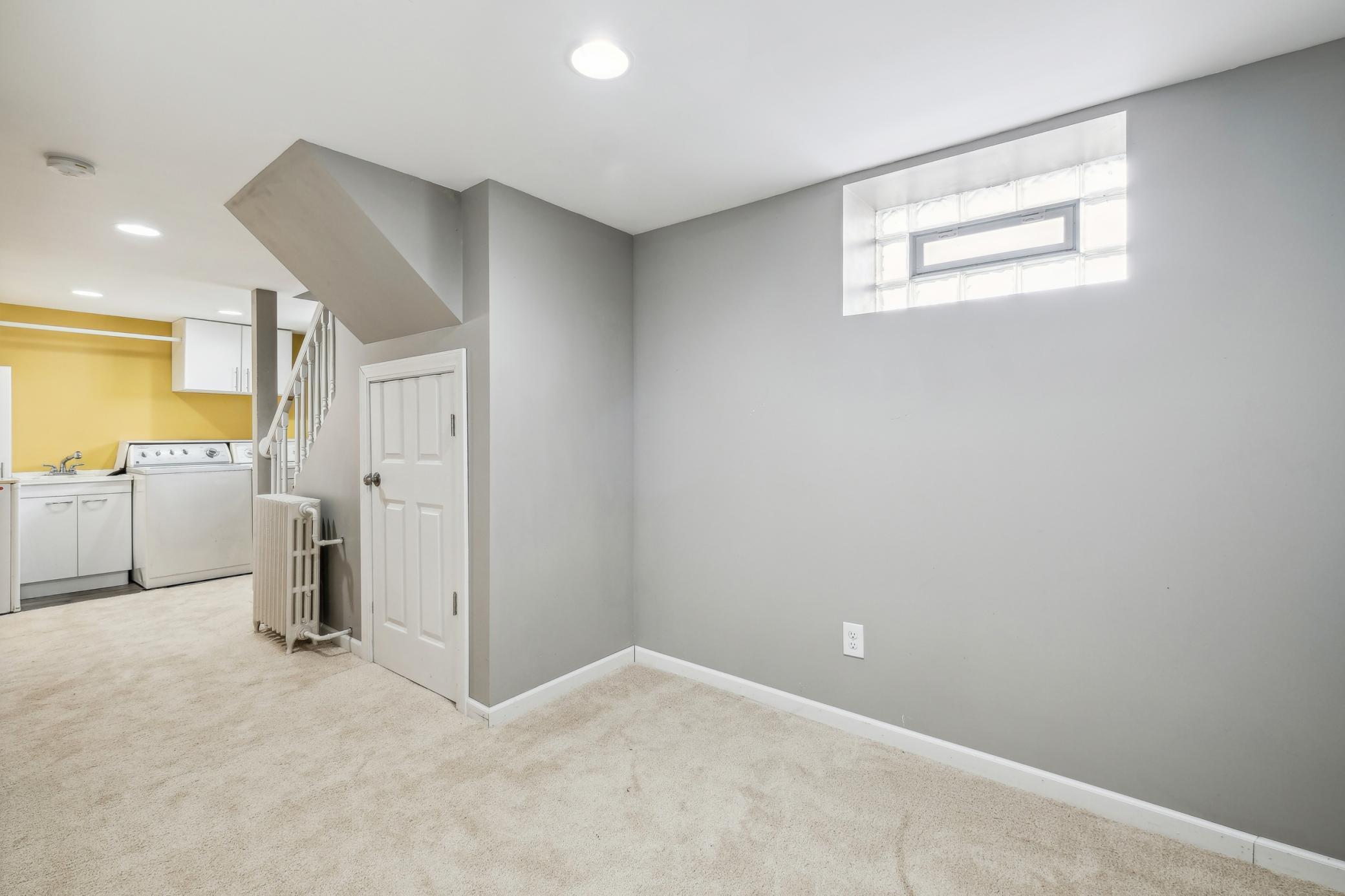 260 Winona Street W