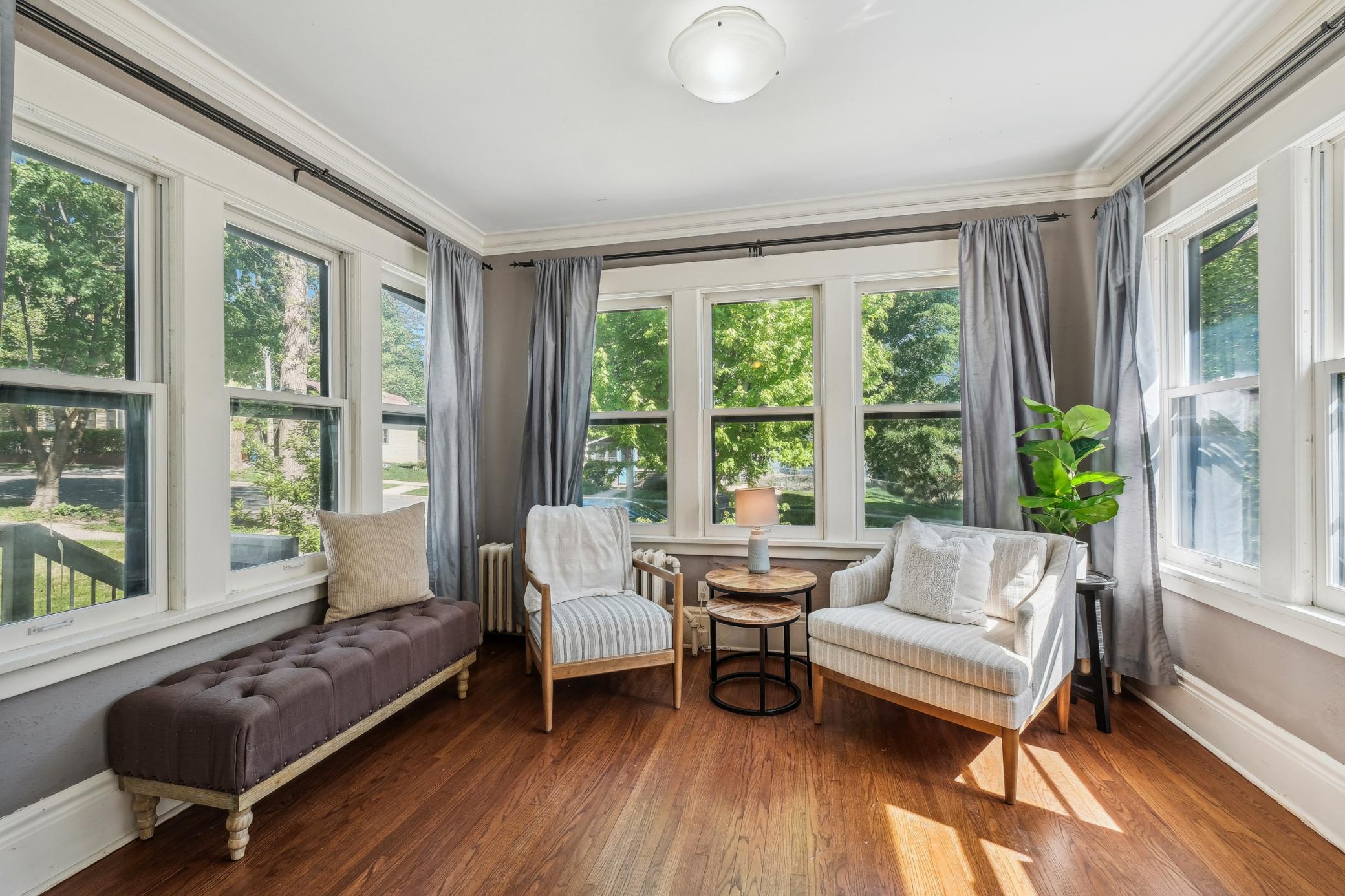 260 Winona Street W