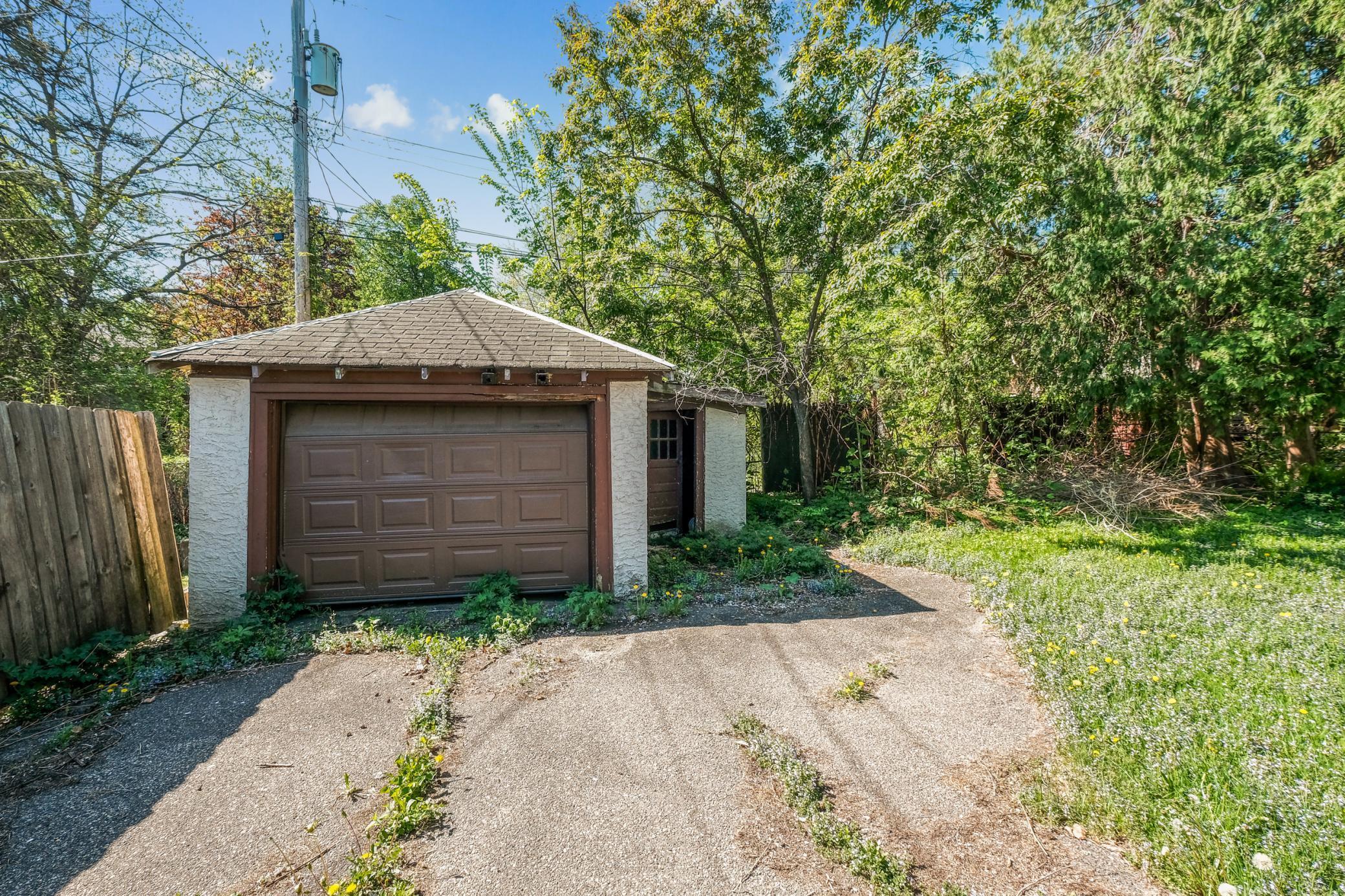 260 Winona Street W
