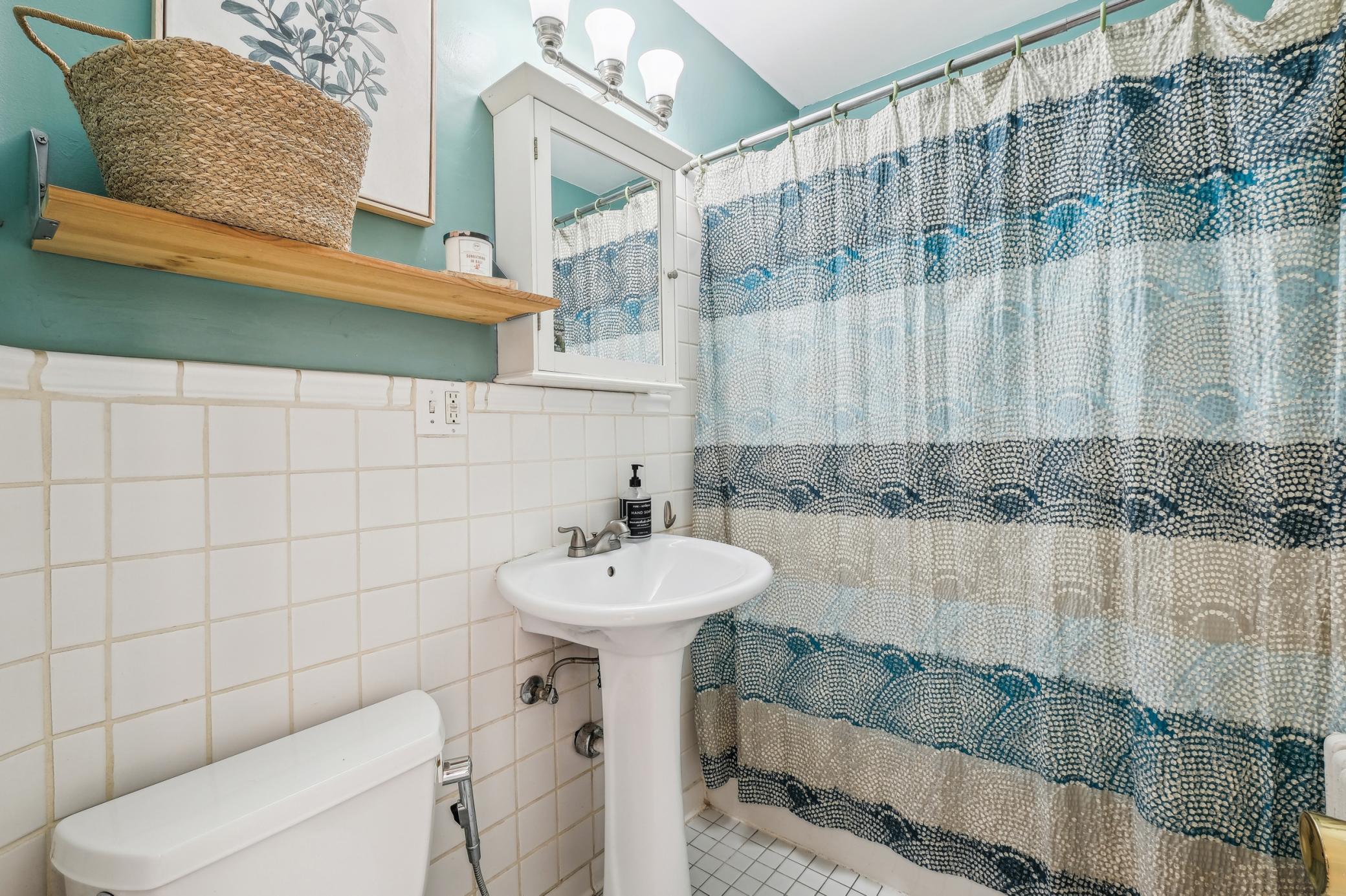 260 Winona Street W