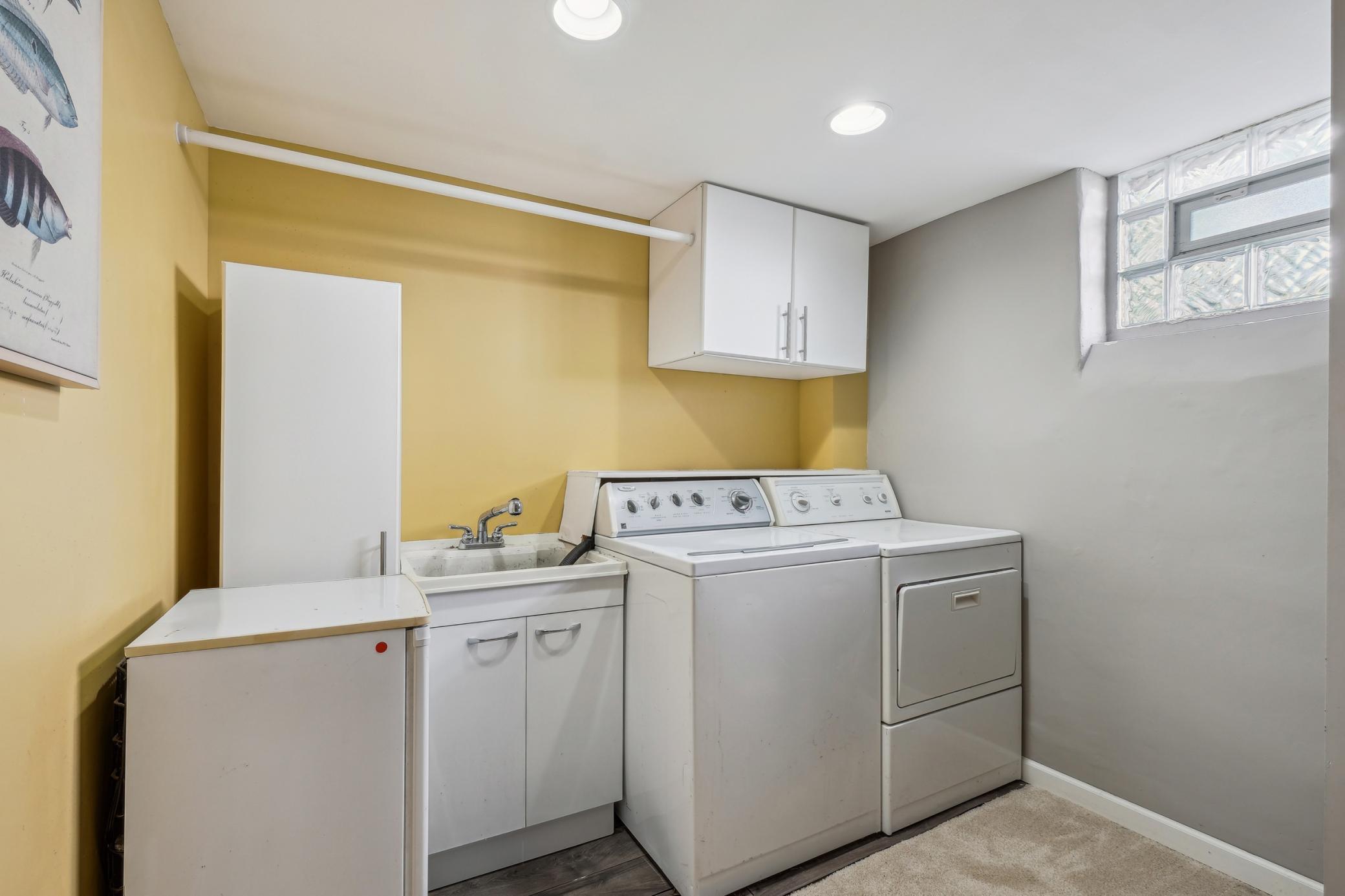 260 Winona Street W