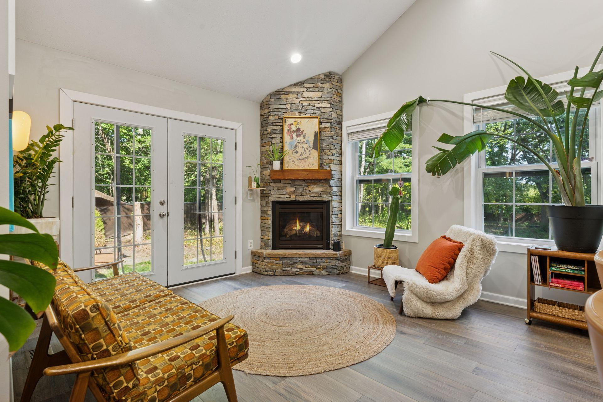 312 Pineview Lane N