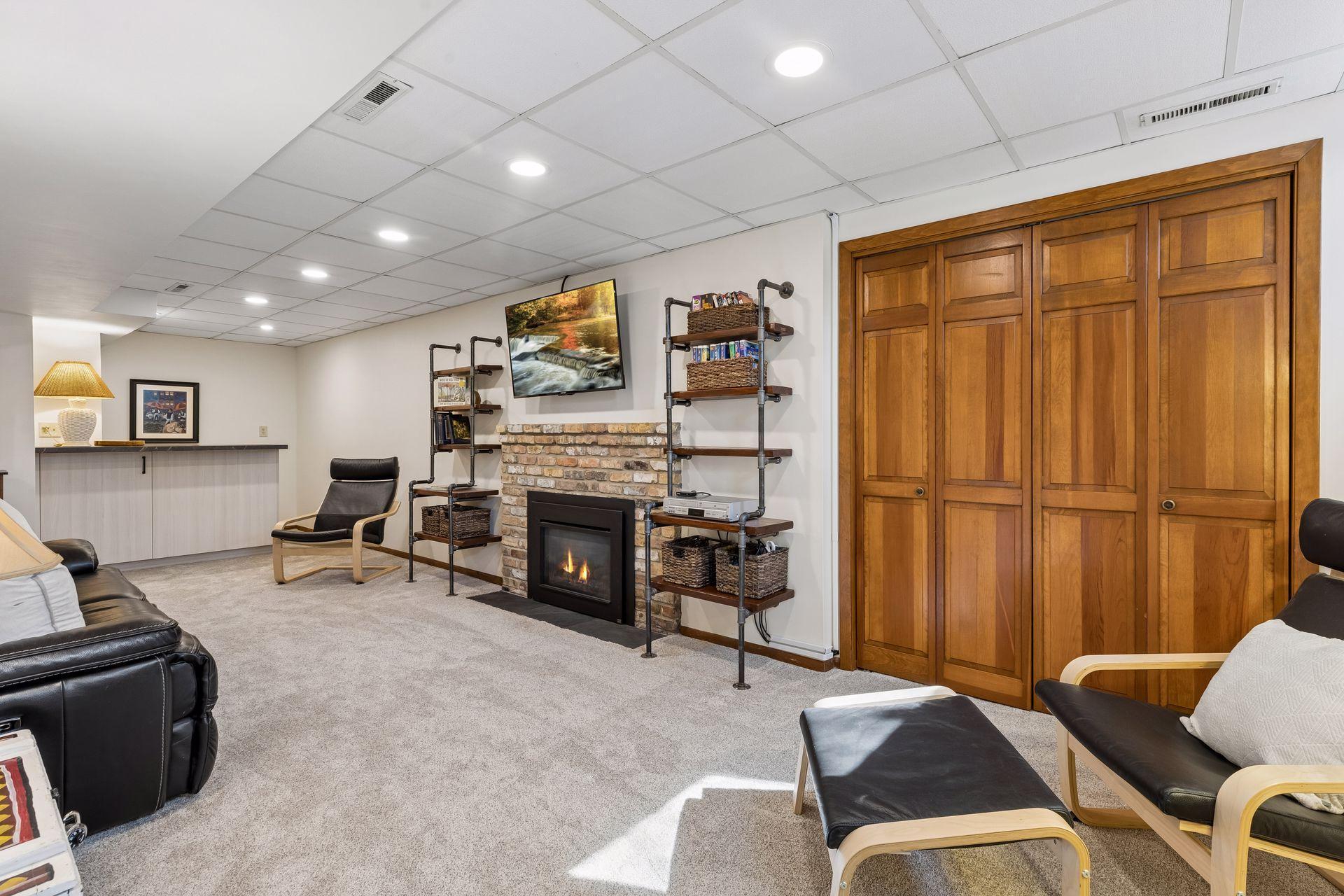 615 Narcissus Lane N