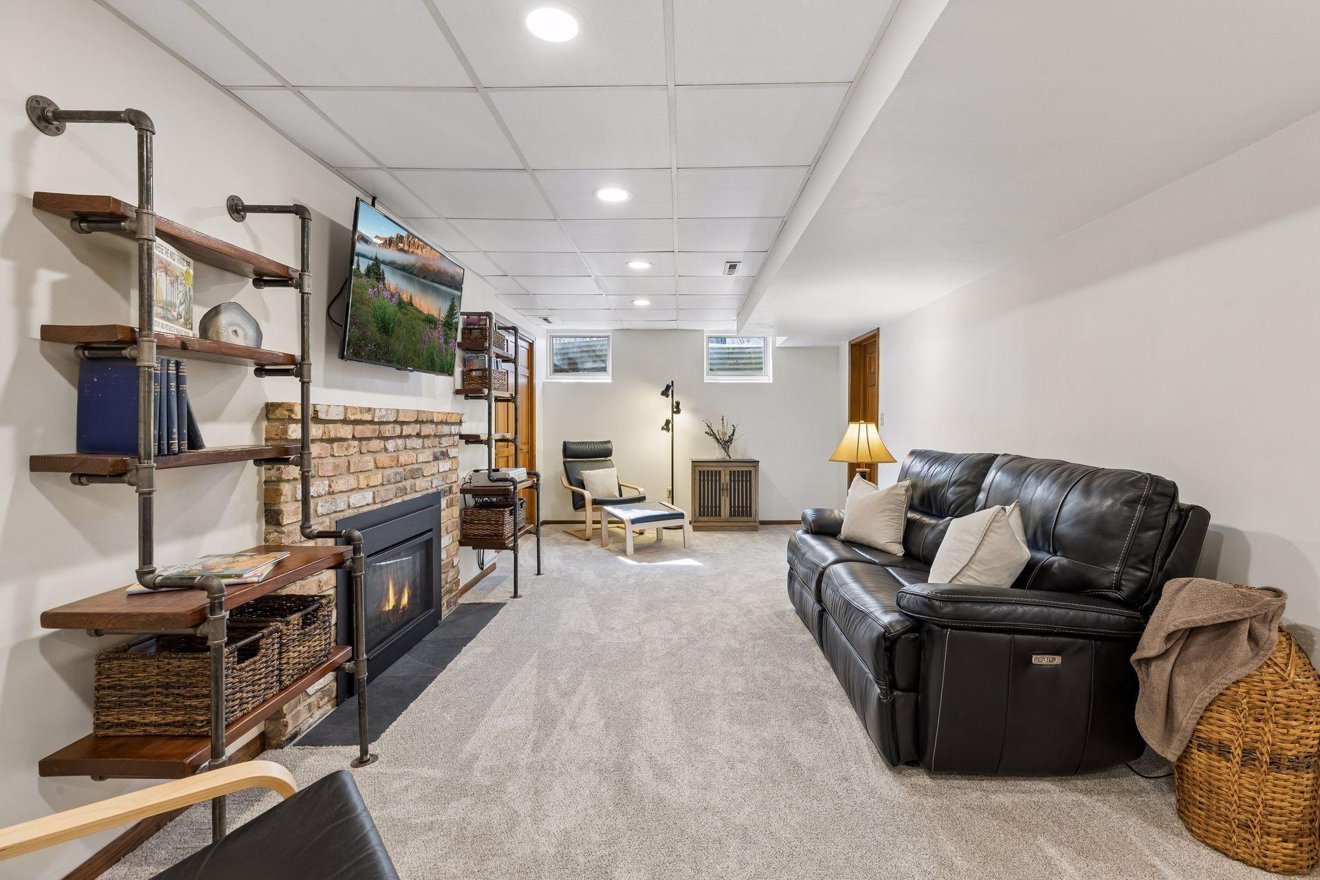 615 Narcissus Lane N