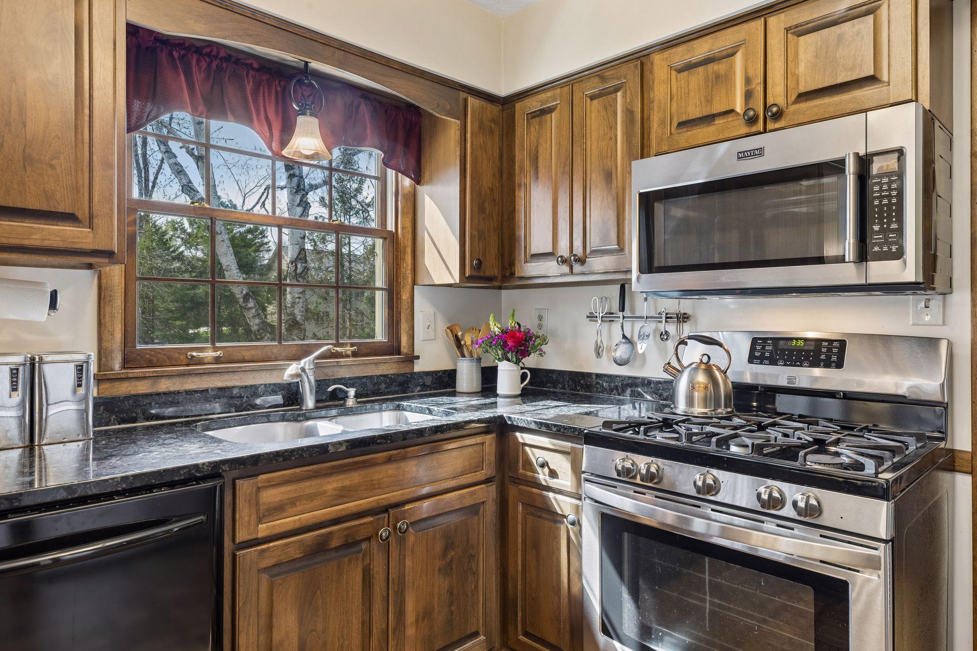 615 Narcissus Lane N