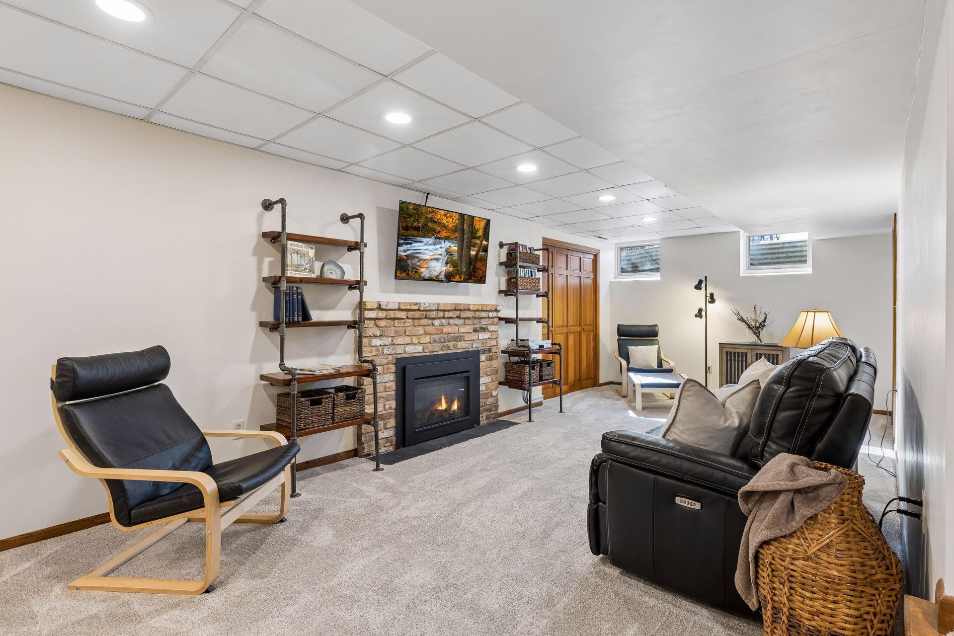 615 Narcissus Lane N