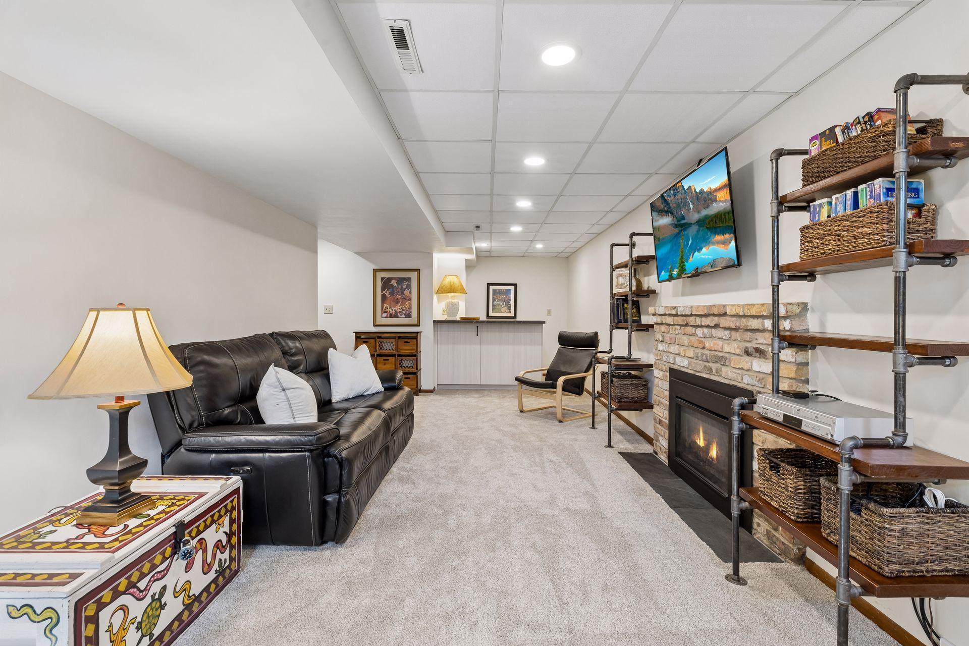 615 Narcissus Lane N