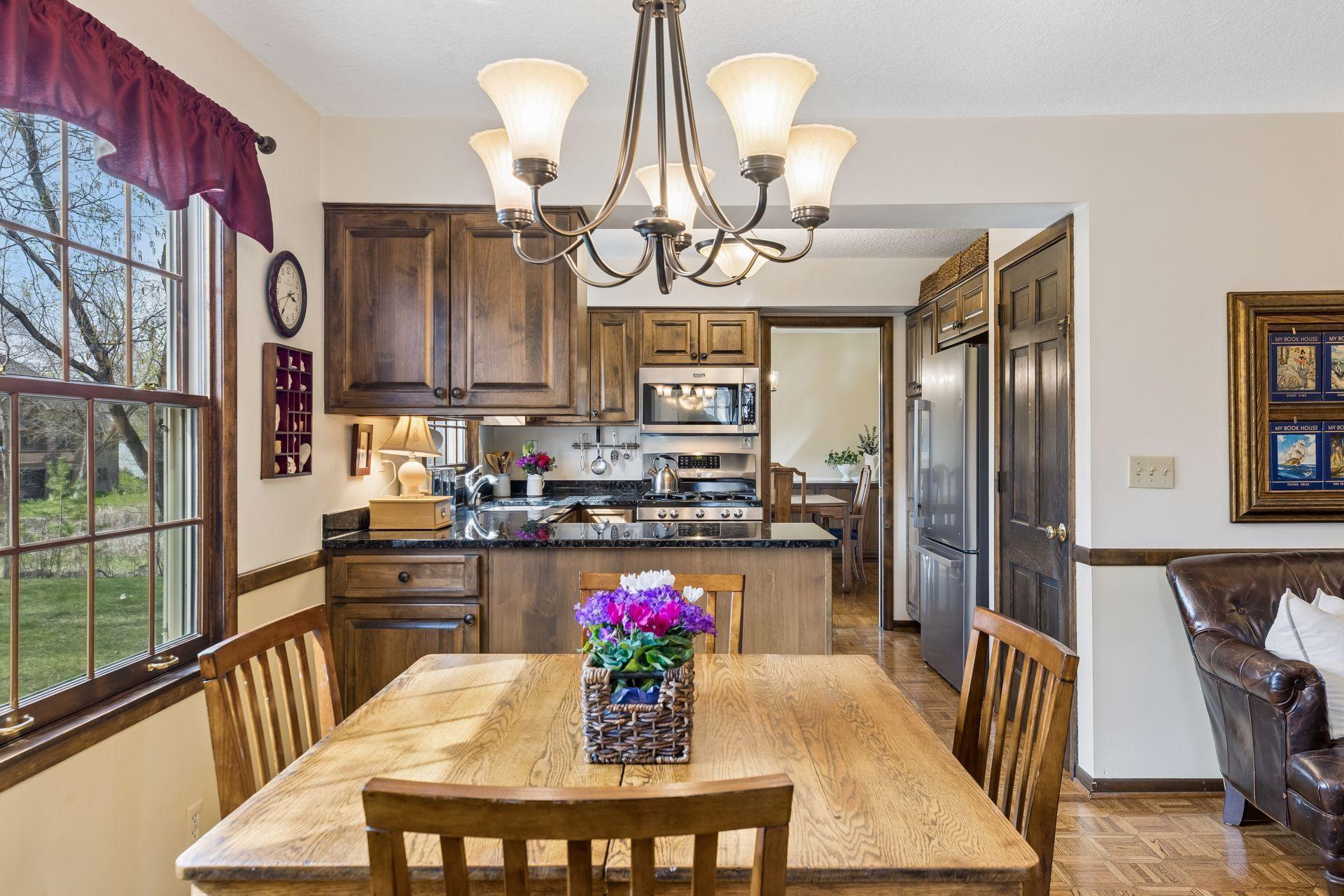 615 Narcissus Lane N